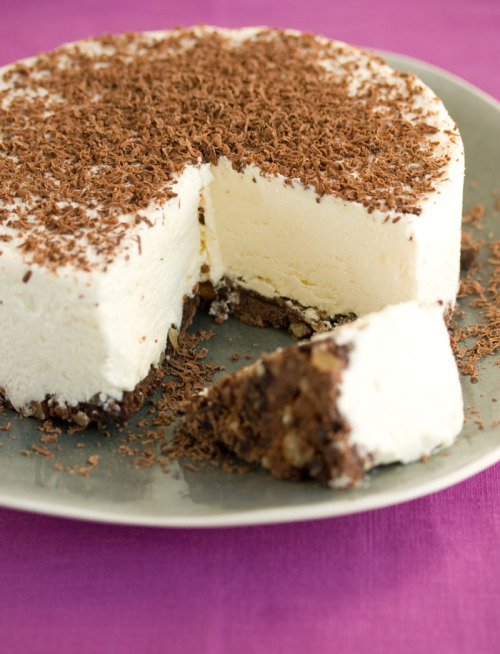 justbesplendid:

White chocolate and brownie frozen torte by Drizzle and Dip

