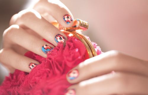 luckymag:

Ikat nails! Get the tutorial in our January issue.

Eek, so cute! I must find that magazine!