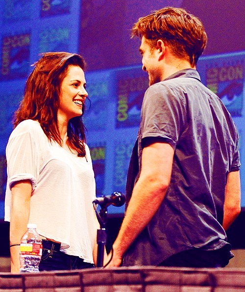 
"Veo el amor como una evolución de la verdadera amistad." - Robert Pattinson "Lo que dice la gente sobre él, él es mi mejor amigo." - Kristen Stewart
