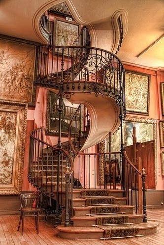 twilightsireninspirations:

So beautiful, would love a staircase like this in my house!!
