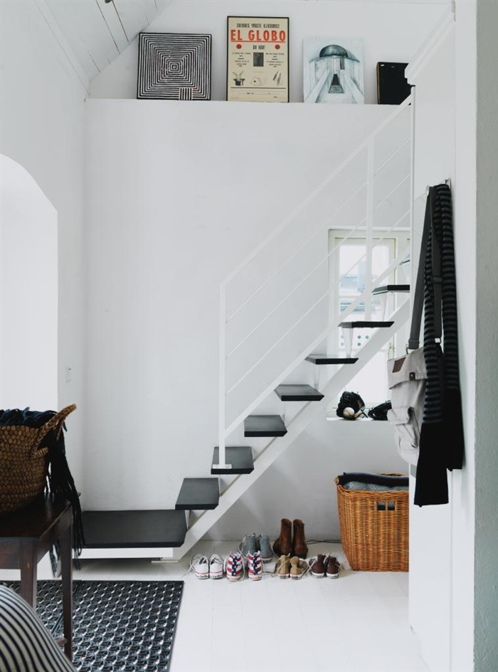 myidealhome:

black and white hallway (via DESIGN & FORM)
