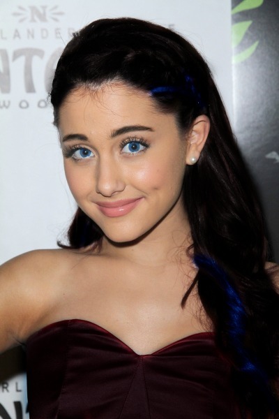 Gotta say i love blue eyes on Ariana and the red hair on Liz tho