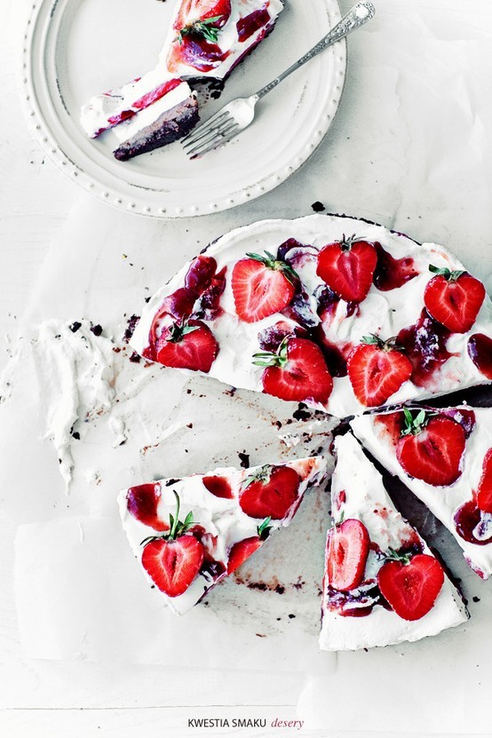 squaremeal:

(via Tasty Treats / white chocolate cheesecake with fruits and whipped cream)
