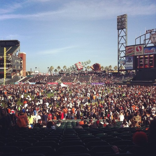 babysayhey:

This has been craaaay! Haha. Good to be home, though 😍😌⚾❤ #sfgiants #sfgfest #fanfest (Taken with instagram)
