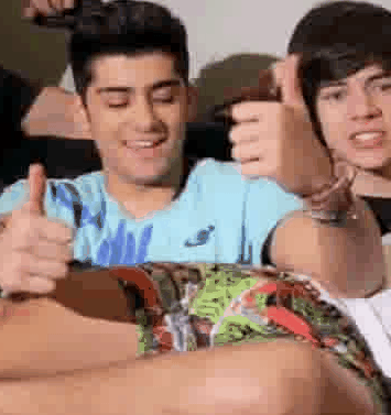 Zayn giving Louis bulge a thumbs up .. Kinky