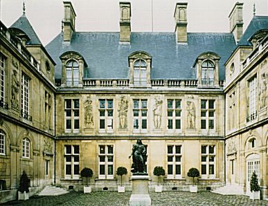 Cour du musée Carnavalet
Photo: Danielle Birck/RFI
Paris revealed its rich artistic diversity one freezing day last week when we visited the Musee Carnavalet (http://carnavalet.paris.fr) in the fabulous Marais district in the 4th arrondissement. This treasure house is packed with glorious paintings and furniture from the 15th to 19th centuries, not to mention a sweeping staircase with a stunning 17th century mural by the  Brunetti (originally in the Hotel de Luynes, Bd St Germain). And an eerie lock of Marie Antoinette&#8217;s hair preserved in glass on the top floor! Then on to Yvon-Lambert&#8217;s (www.yvon-lambert.com) amazing contemporary gallery close by on Rue Vieille du Temple where we were bowled over by Louis Greaud&#8217;s &#8220;World of absolute reality&#8221;, 20 plexiglass chairs in different contorted shapes in a white room with stark strip lighting, and Douglas Gordon&#8217;s astonishing video projections.  Crossing the centuries took on a whole new meaning for us! What a great experience.
Click on the photo to see photos of the interior of the Musée Carnavalet by Karen Knorr.