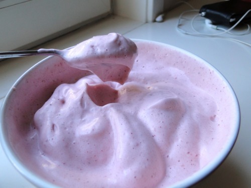 Simple Protein fluffThis is just:- 1/2 cup of frozen strawberries- 1/2 cup water- 1/4 cup unflavored wheyBeaten for more than 5 minutes with a hand mixer until the mixture gets fluffy. 