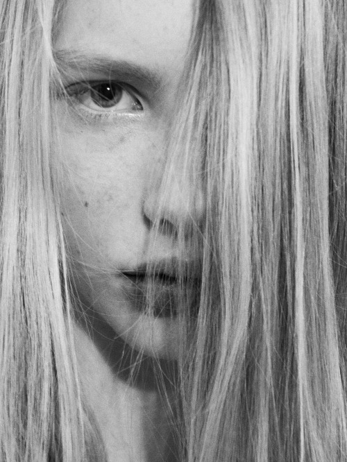 iamfallingintograce:

Felicia (Stockholmsgruppen). Photography by Anton Östlund.
