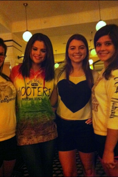  Selena Gomez with fans 