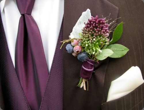 bride2be:

drumstick allium and blueberry boutonniere tied with purple velvet ribbon
