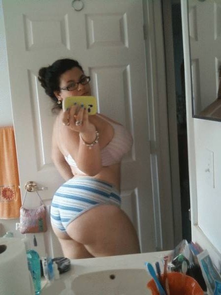 Big Butt BBW's Voluptuous girl shows off her big juicy ass in panties