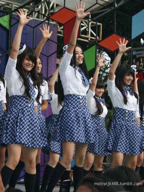 Sonya, Cleo, Jeje. JKT48 in 100% Ampuh Global TV, Jakarta, 10/03/2012.