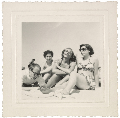 Andy Warhol bem jovenzinho com amigas na praia. Anos 1940.