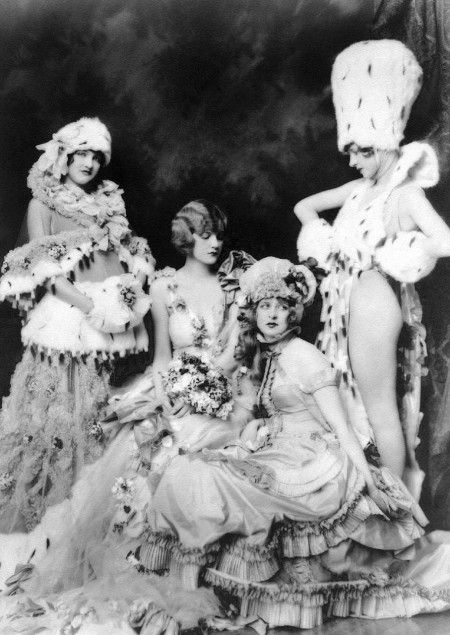 mirrormaskcamera:

(via Parfume for Phantoms | Le blog de SoVeNa)

Ziegfield Girls

