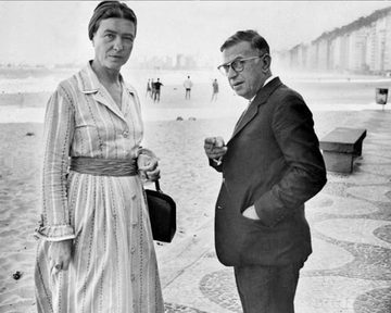 Simone de Beauvoir et Jean Paul Sartre à la plage. Adivinhem qual?