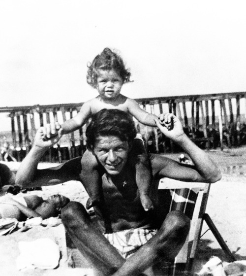 Frank Sinatra e sua filhinha Nancy.
