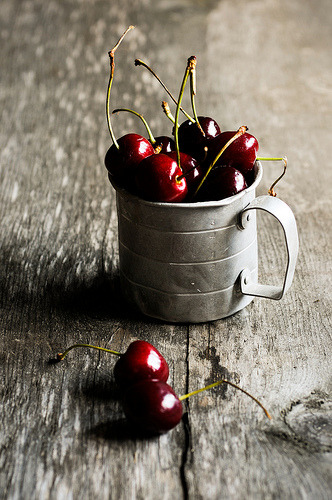 lindasinklings: uma xícara de cerejas.  Fotógrafo Michael Grayson ... (por digimono (Principalmente Fora))
