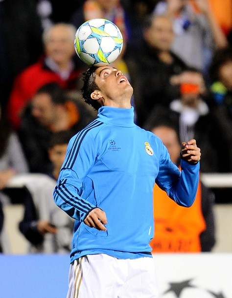 Juggling a bit at warm-up.
CL 1/4 final APOEL Nicosia vs. Real Madrid, 27.03.2012(via Photo from Getty Images)