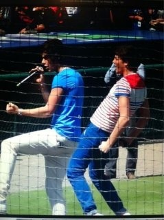 Good holidays, for everyone who has! Heres some Larry action, to enjoy ;)