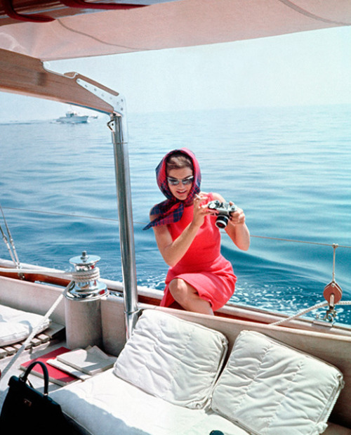 Jacqueline Kennedy Onassis with a Nikon F with meterless pentaprism and a Nikkor 50mm f/1,4 lens