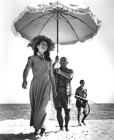 Foto clássica tirada por Robert Capa em 1948. Em primeiro plano Françoise Gilot, esposa de Picasso. Em último plano, o sobrinho do pintor, Javier Vilato, com carinha marota.