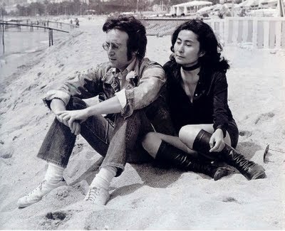 Yoko e John em Cannes, nos 1970. Adorei as botas dela.
