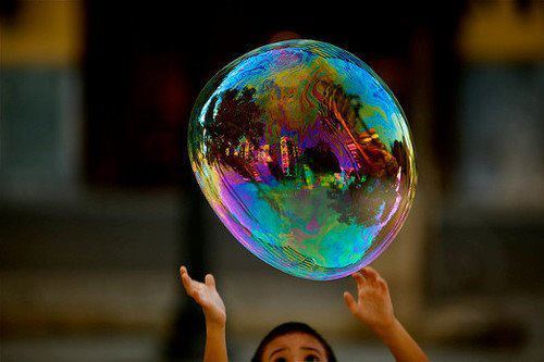 futurasuicida:

Algumas pessoas são como as bolhas de sabão, lindas, porém vazias. ( futurasuicida )
