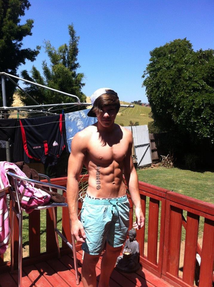 tradieapprentice: Tradie apprentice during the week, plays footy on the weekend, works out every day. 