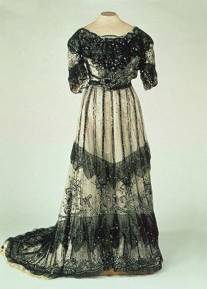 fripperiesandfobs:

Evening dress of Empress Alexandra Fyodorovna, 1900’s
From the State Hermitage Museum
