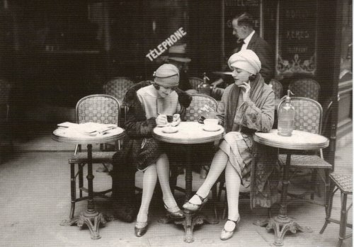 Women in a Paris café, 1920s.