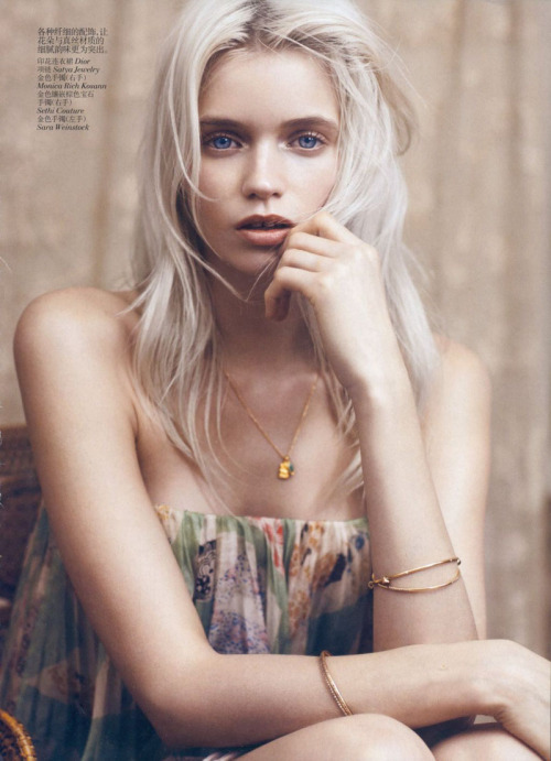 bohemea Abbey Lee Kershaw Bloom Forth Vogue China by Lachlan Bailey 