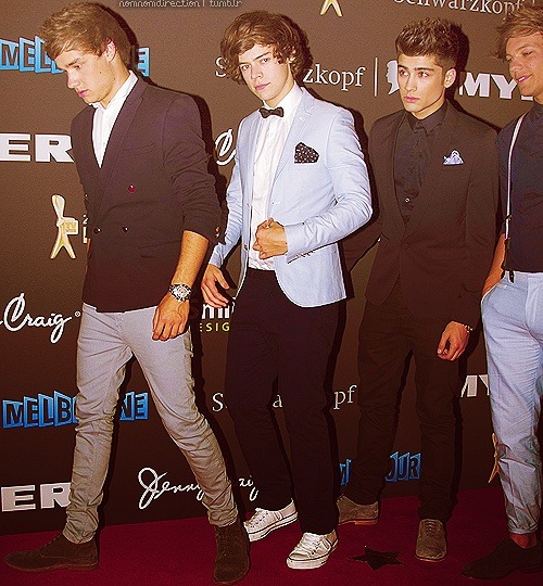 swagmastavibes:

We love how Lou smiles as Zayn quietly grabs Hazz’s ass. 

so many homosexual elements to this photo, omg