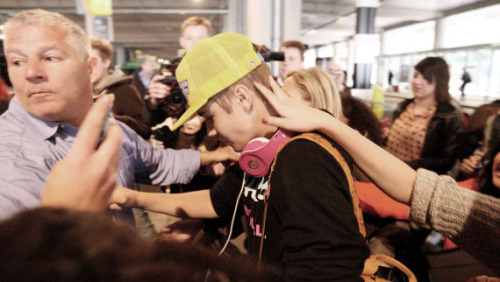 jusgohollywood:

A fan touching Justin’s hair at the airport in London