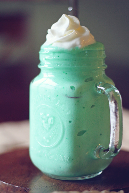 the-healthy-chick:

Shamrock Protein Shake!
1/2Cup low fat cottage cheese 11/4 cupVanilla or plain protein powder (I use Designer Whey, which is 100 calories per scoop)1/8 tspMint extract (or to taste)2-3Packets of stevia or sweetener of choice (or to taste)5-10Ice cubes (more or less depending on how thick you like it)4 ozWater (again, alter according to desired thickness of shake)2-3 dropsGreen food coloring, or a handful of spinach to make it green!1-2 tbsSugar Free Instant Pistachio Pudding MixPinch
Guar or xanthan gum

Cottage cheese is what gives shake the thick milkshake consistency! You will not taste the cottage cheese I PROMISE, but you could also use vanilla Greek yogurt OR 1 additional scoop of protein powder instead!


Breakdown
1Servings (1 shake)180Calories per shake5 gFat8 gCarbohydrate6 gSugar30 gProtein5WWP+*
*Weight Watchers Points per serving

