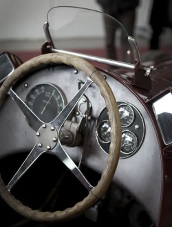 fabforgottennobility:

my shot 
Milano Auto Classica 2012 - Alfa Romeo 8C, 1935