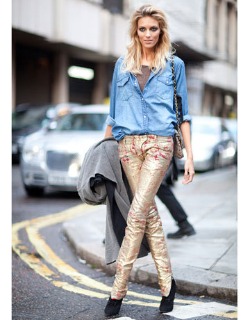 QuickTip: Do wear metallic jeans during the day dressed down with a denim shirt!
Anja Rubik