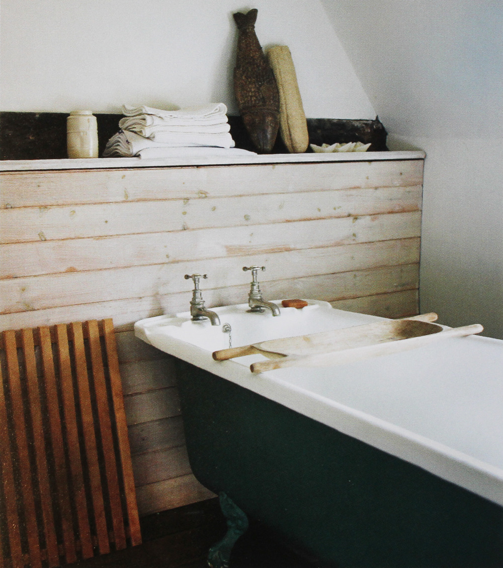 rootsgrowdeeper:

wishing i had a nice bathroom with a nice tub. 