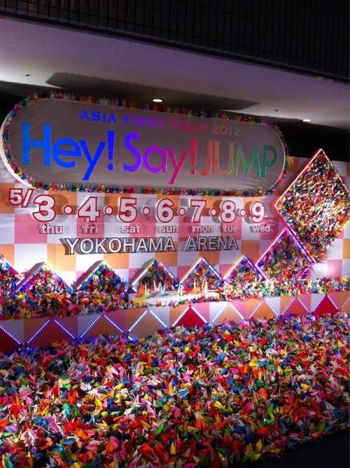 kenken18:  Bird papercranes in Yokohama arena to celebrate Yamada’s birthday today (and the last day of Yokohama concert).  