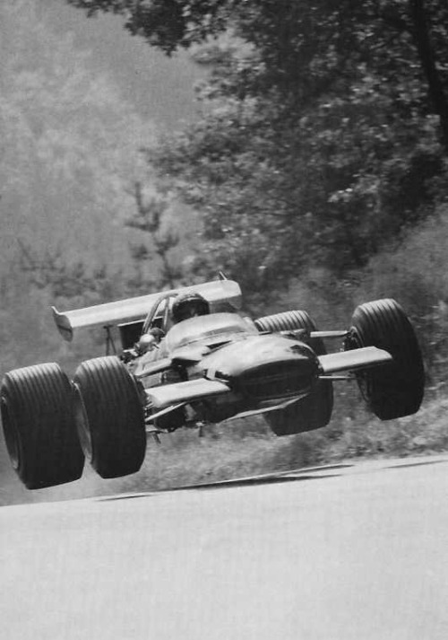 oldschool-brain:

JUMP!
flying jo!
Jo Siffert in volo con la sua Lotus Ford 49B del Rob Walker Racing Team nel tratto “Kesselchen” del Norschleife, durante il Gran Premio di Germania 1969.
