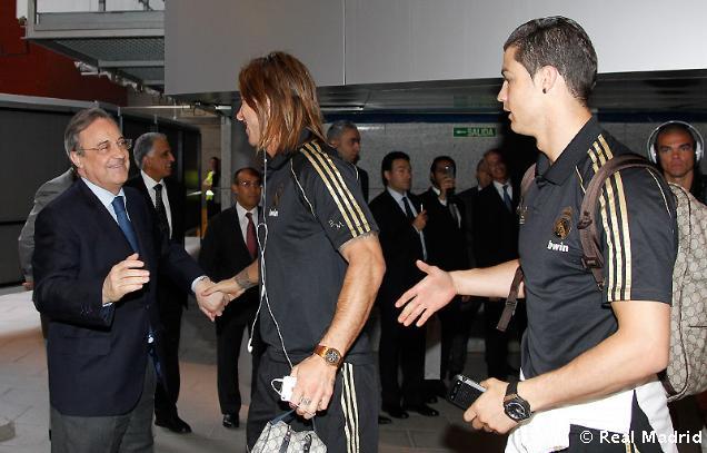 Arriving in the Bernabéu for the last match of the season vs. Mallorca, 13.05.2012
Starting XI: Iker Casillas; Alvaro Arbeloa, Sergbio Ramos, Pepe, Marcelo; Xabi Alonso, Sami Khedira; Mesut Özil, Karim Benzema, Crsitiano Ronaldo; Gonzalo Higuaín
Now I&#8217;m really worried, as Kaká once again is only on the bench &#8230;
My other tumblr: Eclectic Interests and Beautiful Sports