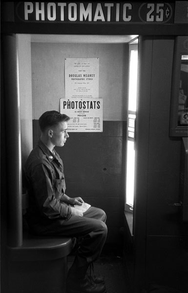 lapetitecole:

GI in Photo Booth, 1950s
Harold Feinstein
