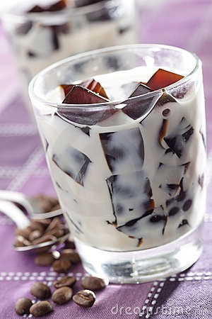 tedious-mourning:

veganlove:

hey coffee lovers ~Freeze coffee as ice cubes and use in almond milk.  

omg
