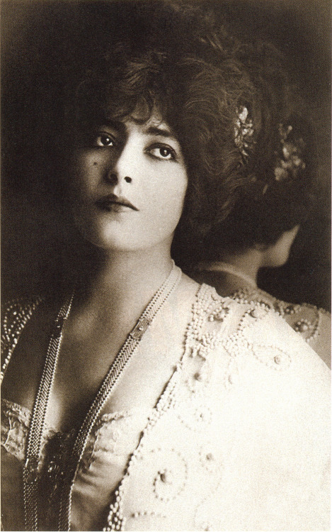 realityayslum:

Henri Manuel - Portrait of Genevieve “Ginette” Lantelme, c.1910.
