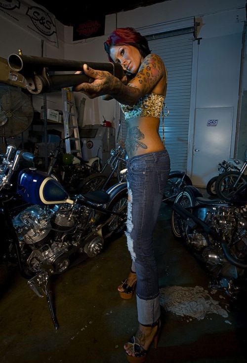 therealsparrow: chica sexy con tatuajes, armas y motocicletas ..  Gana.
