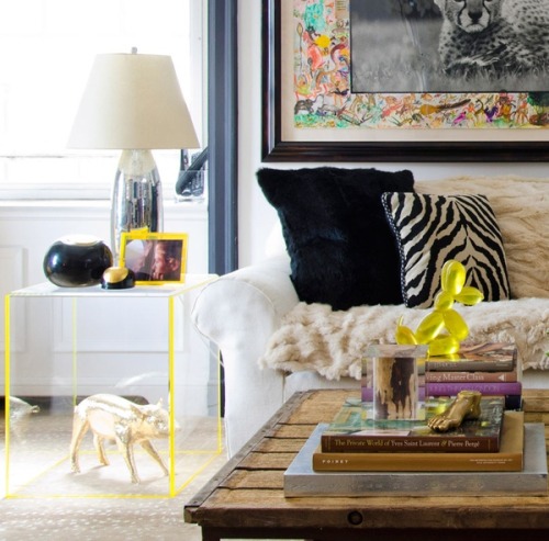 thedecorista:

i LOVE everything about this room… neon glass + gold piggy
