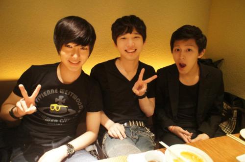 
Cr: Jongjin (FB) ييسونق مع أخوه & أخو سانقمين 