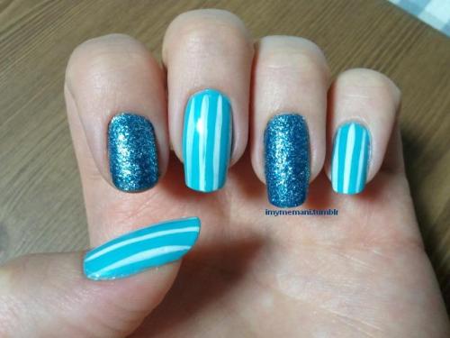 This mani is using the Wide Nails blue and the new gitter, both from the