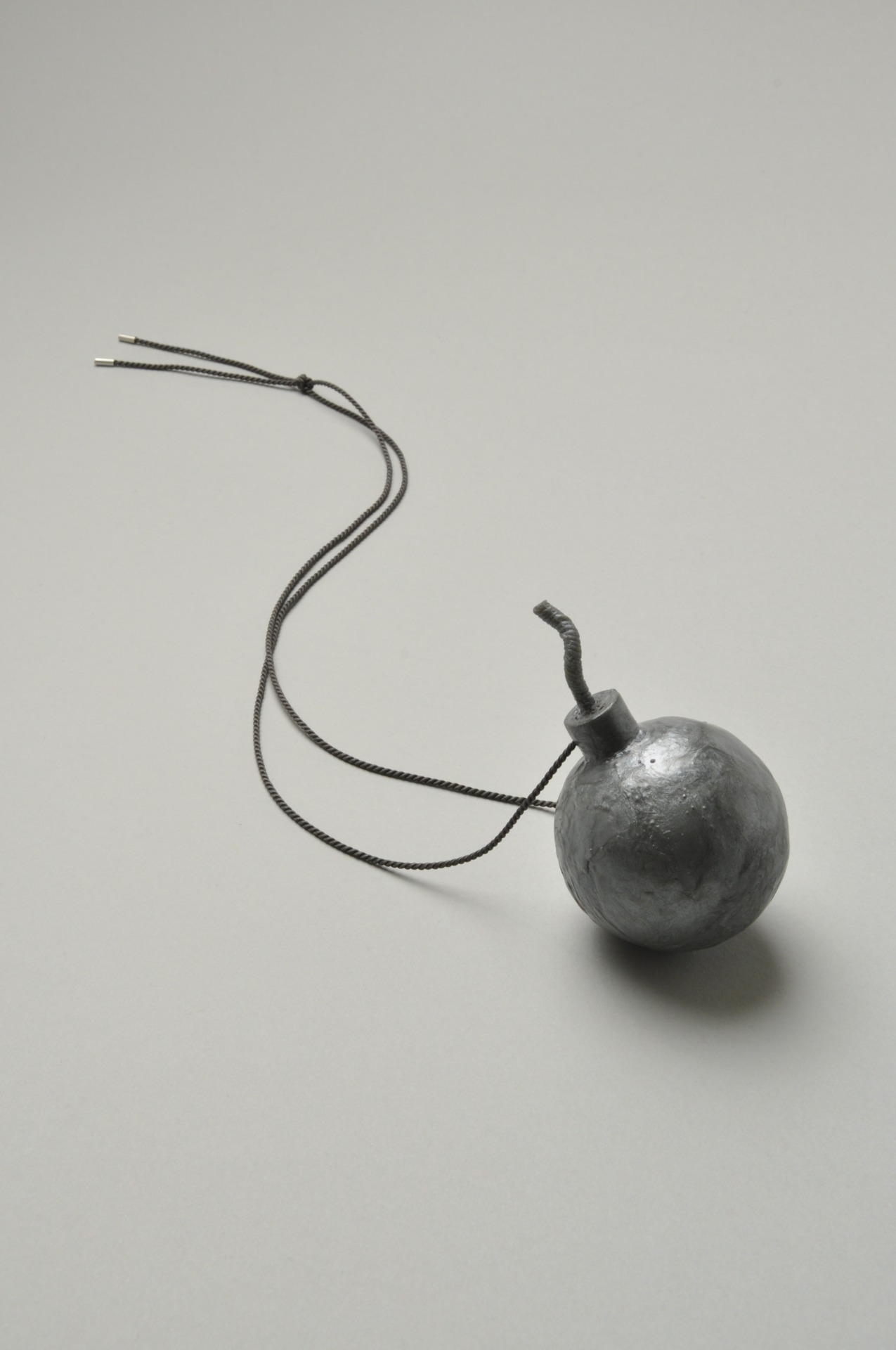 Florian Weichsberger „Pearly attack“,pendant, 2010,plastic, Silk.Foto: Mirei Takeuchi