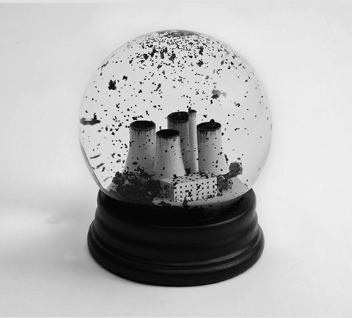 No Globes by Dorothy collective Mixed media snow globeH20 x W20 x D20cm
It was made against coal-fired power stations, but it makes me want to have my own power station//via zeutch
