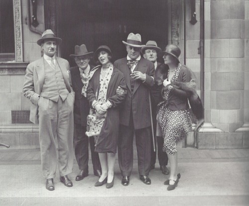 Le couple Sacha Guitry- Yvonne Printemps et un groupe d&#8217;amis à Londres, 1928